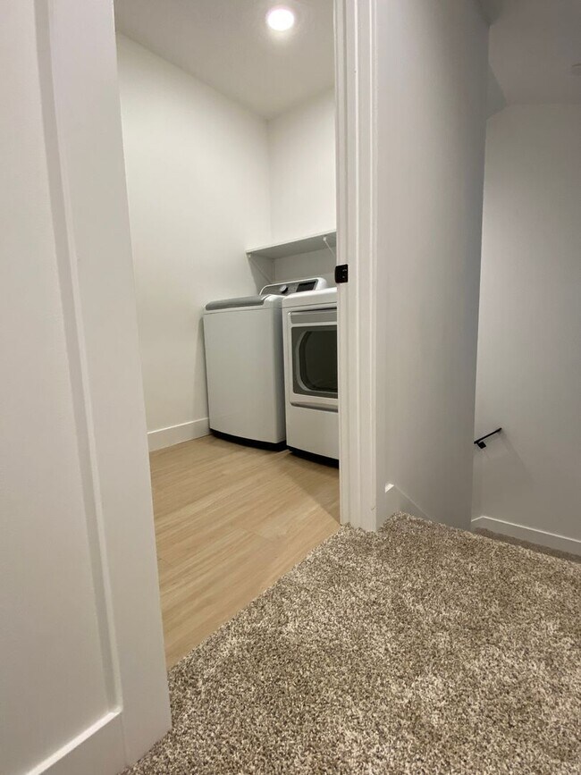 Building Photo - 3 bedroom / 2.5 bath with garage - Driggs Stone Peak Subdivision