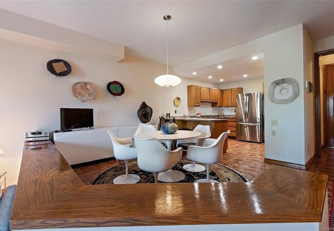 Building Photo - Executive 2BR/3BA Condo with Mountain View...