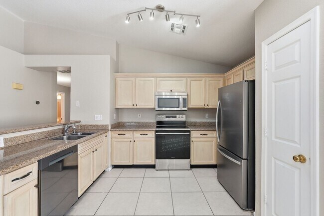 Building Photo - Three bedrooms PLUS Den! Ready to Move In