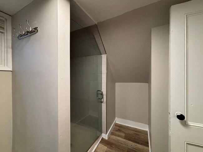 Building Photo - 4 Bedroom 2 Bath Single Family Home W/Garage!