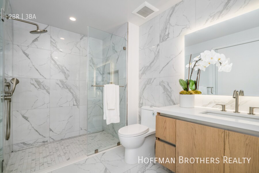 Building Photo - 1415 Reeves St