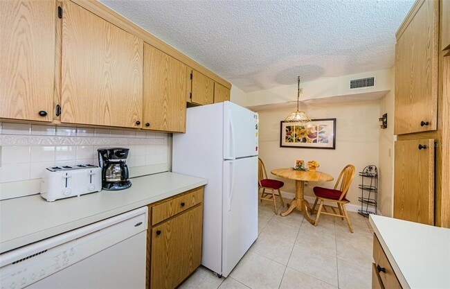 Building Photo - 1151 Pine Ridge Cir W
