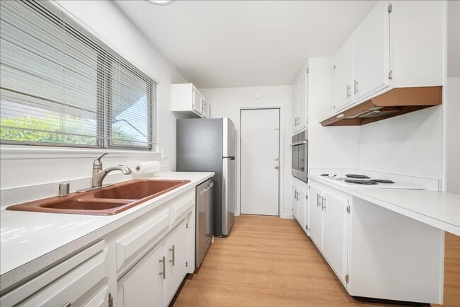 Building Photo - 2549 Notre Dame Dr