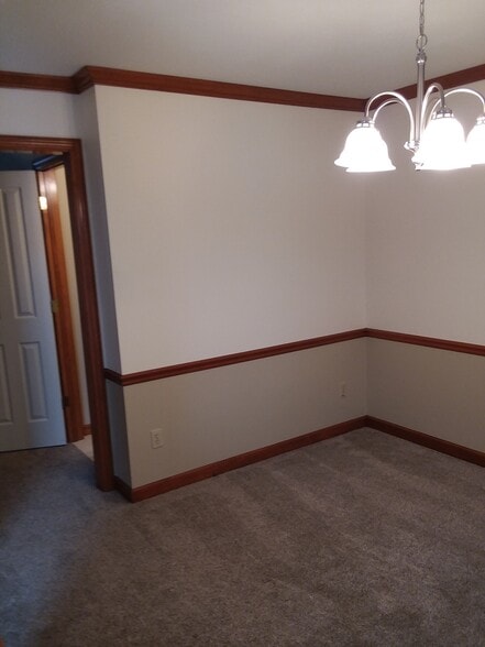 Dining room - 548 W New Castle St