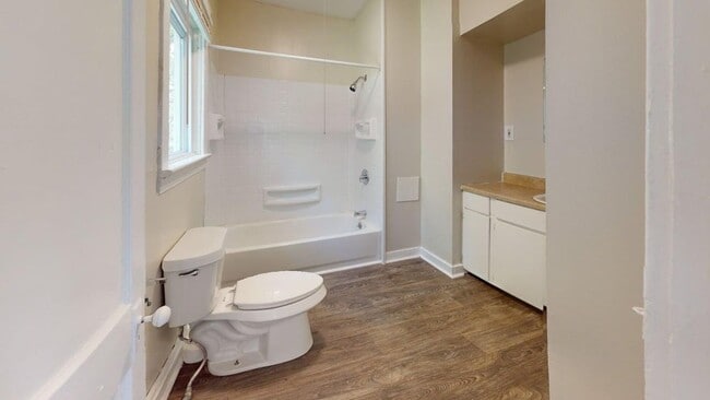 Building Photo - 3-Bedroom / 1.5 bath Single-Family Home