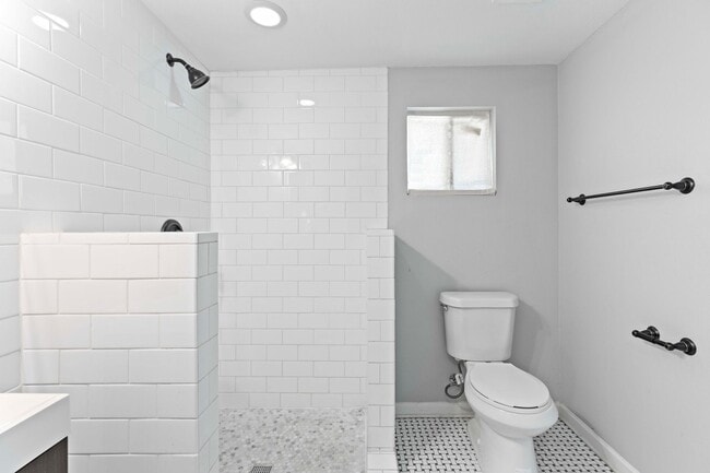 Building Photo - Fully renovated home close to downtown