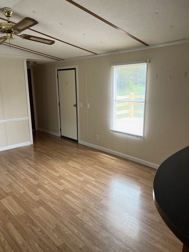 Building Photo - 235 Monarch Ln