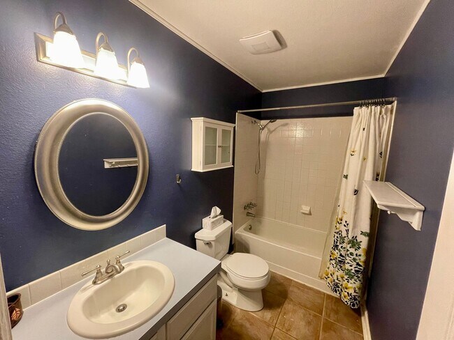 Building Photo - Charming 3-Bed Home Near CSU with Spacious...
