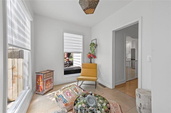 Building Photo - 346 Redland Rd NW