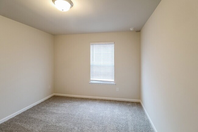 Building Photo - 879 Sara Mdw Rd