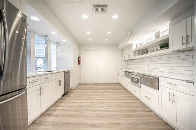 Building Photo - 3800 Galt Ocean Dr