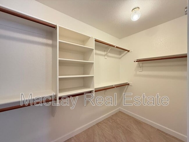 Building Photo - 766 E Baylor Ln