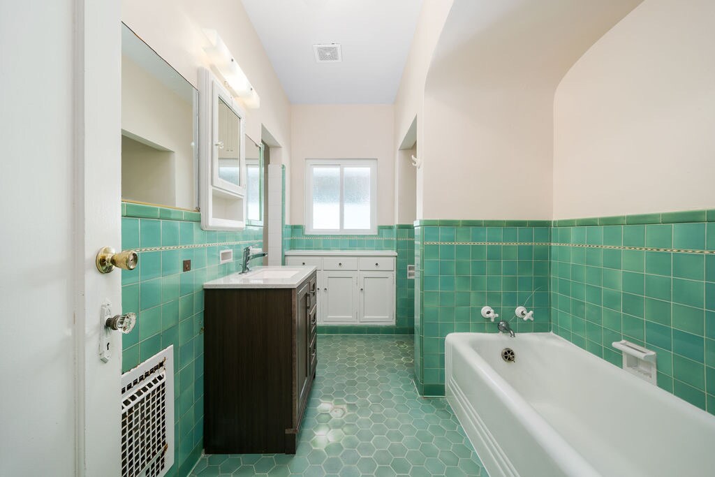 Roomy Full bathroom - 59 Chorro St