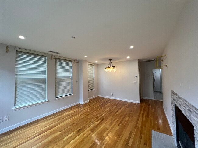 Building Photo - 75 Clarendon St