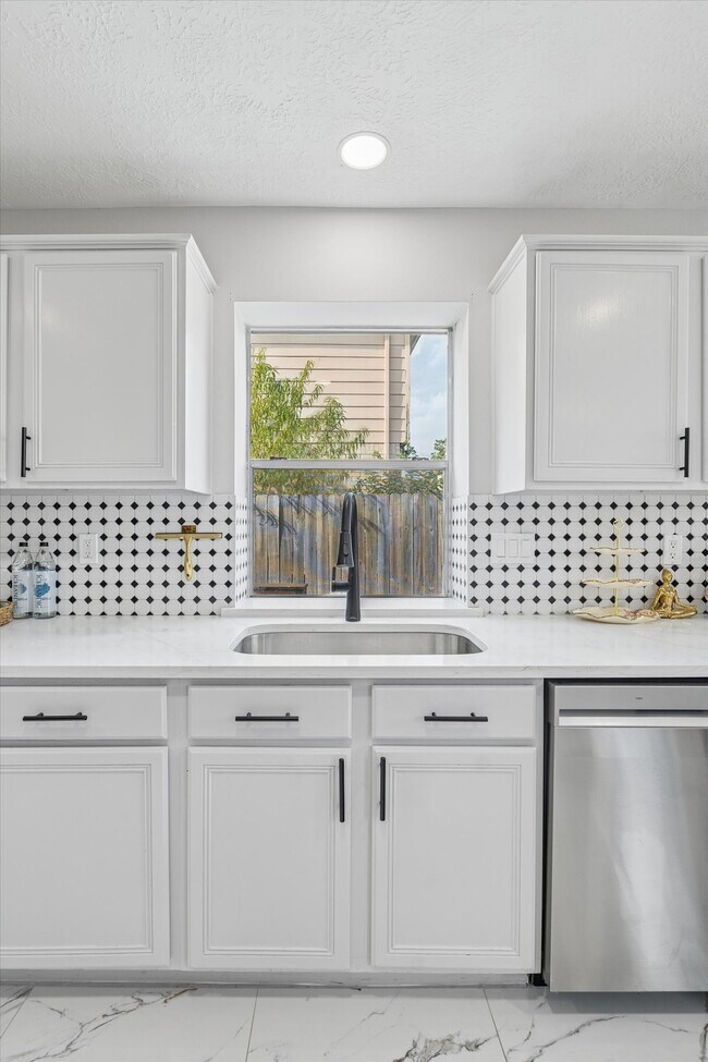 Building Photo - 11306 Avon Pl