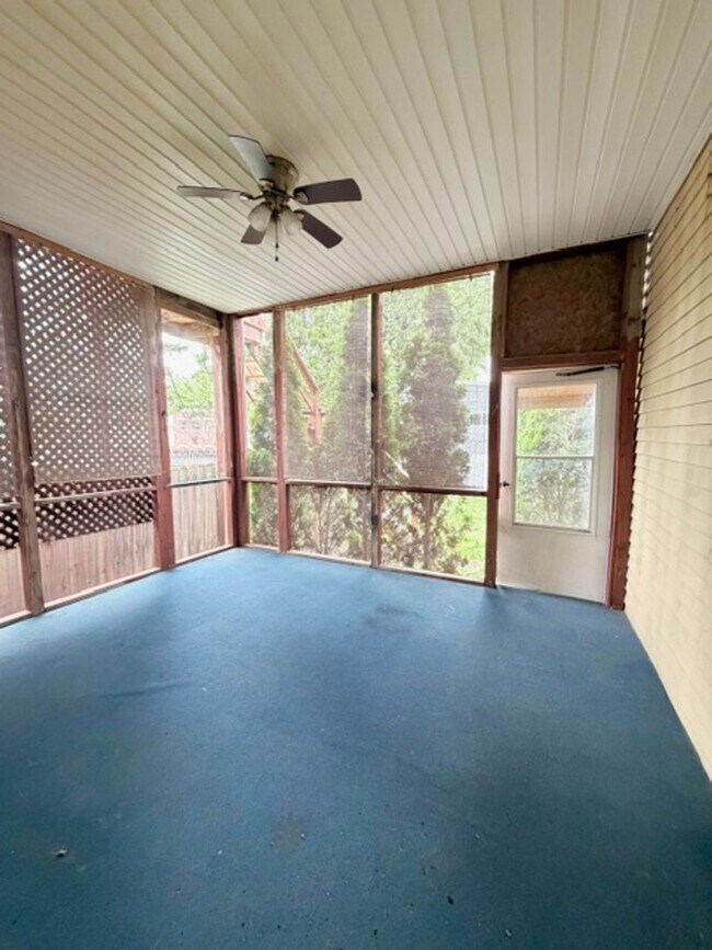 Building Photo - Convenient 1 Bedroom / 1 Bath First Floor Apartment