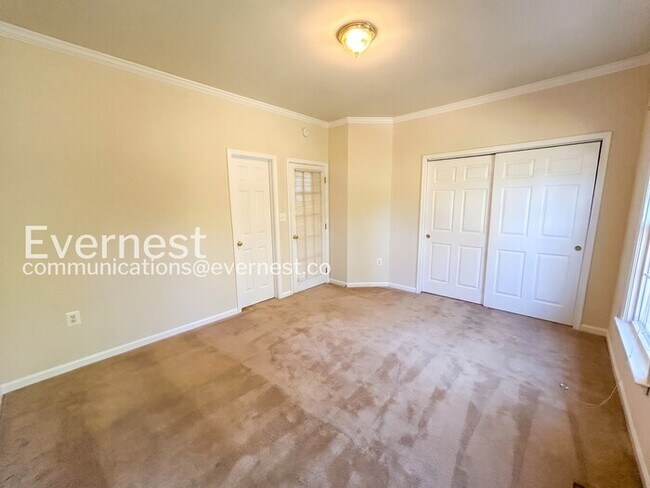 Building Photo - 7 St Stephens Ct