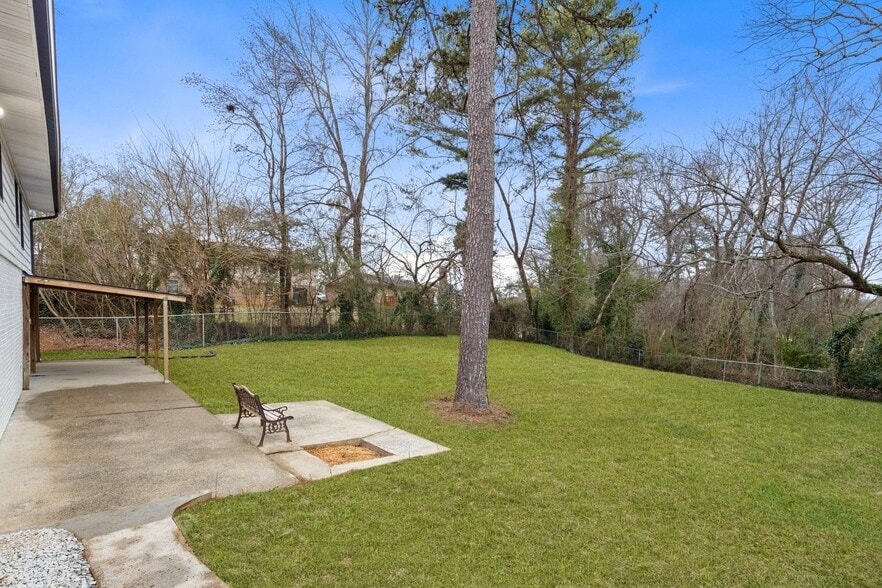 Building Photo - 2347 Greenway Dr