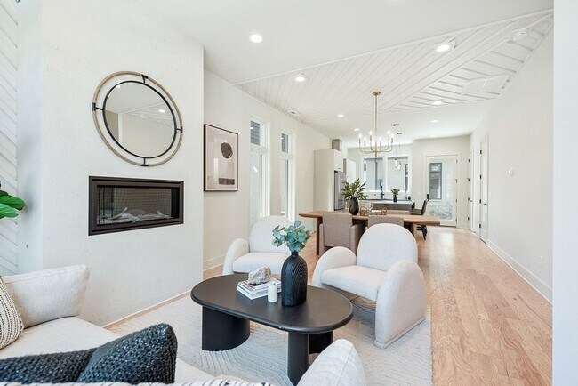 Building Photo - Stunning Salemtown Townhome!