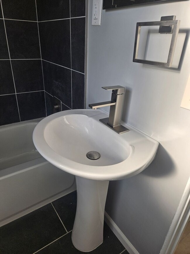 Building Photo - 3 bedroom 2 bath home