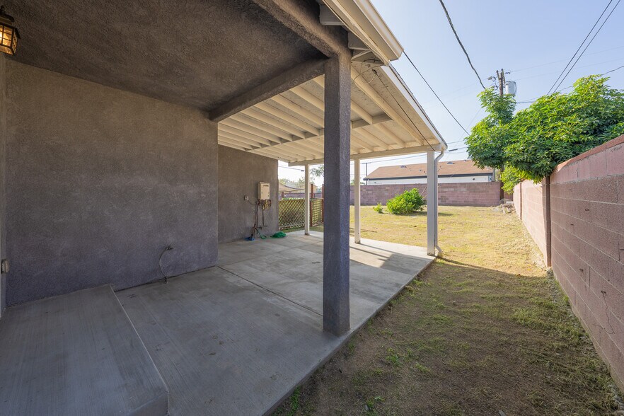 Building Photo - 7503 Camellia Ave