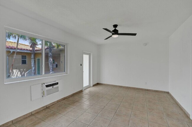 Building Photo - 2160 E Bay Harbor Dr
