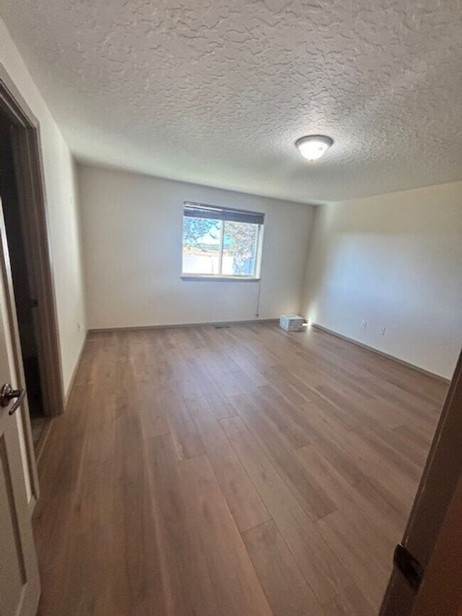 Building Photo - Mountain Views- La Pine