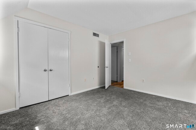 Building Photo - 43 Great Meadow Ln