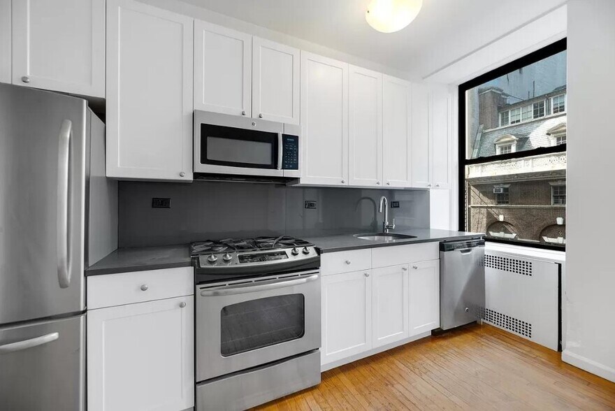 Primary Photo - 121 Madison Ave