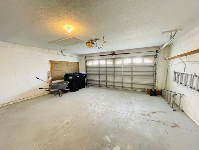 Building Photo - Available now! Charming 4-bedroom, 2.5-bathroom pet friendly home!!