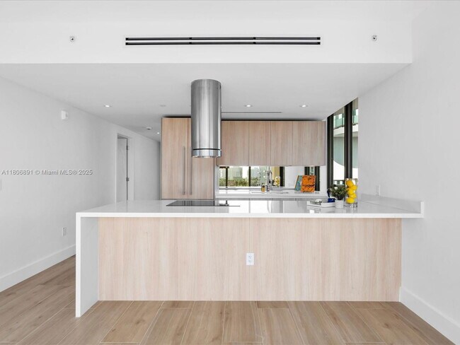 Building Photo - 9901 W Bay Harbor Dr