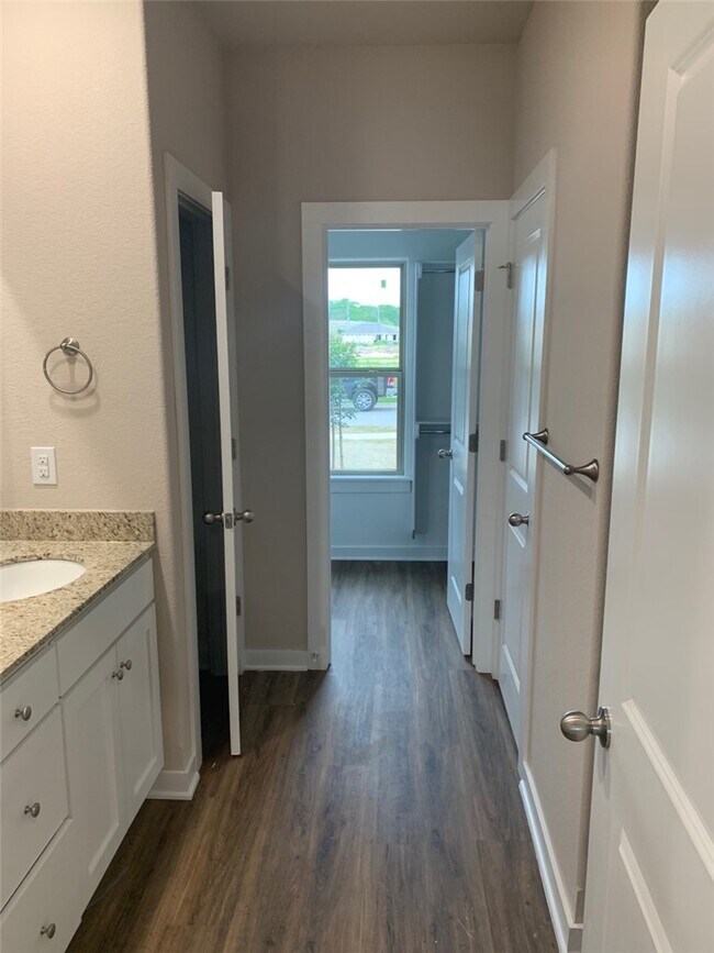 Building Photo - 403 N Otoe St