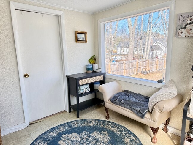 Building Photo - Sunny 1+ Bedroom Single family Home