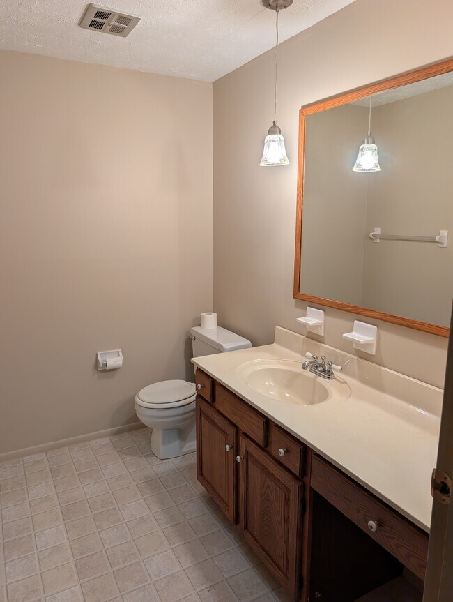 Building Photo - 549 Poplar Dr