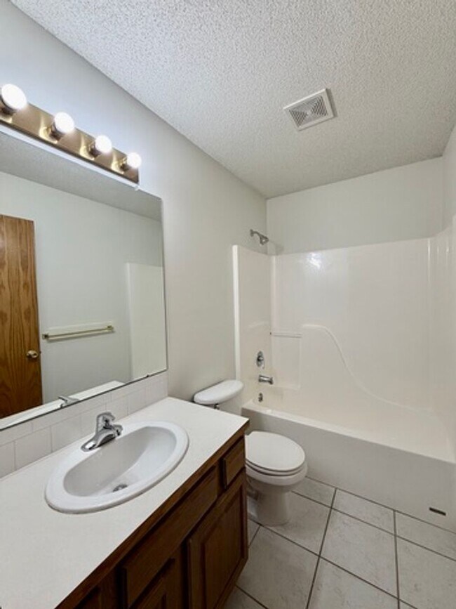 Building Photo - 4 bedroom Home in Regency Lakes!