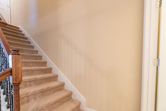 Building Photo - Beautiful Energy Efficient 3/2.5 Townhome ...