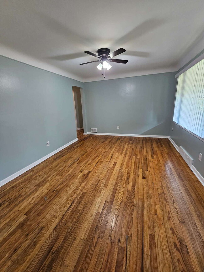 Building Photo - 3 Bedroom Brick Ranch, Updated Kitchen with Granite Countertops, Stainless-Steel Appliances, Hard...