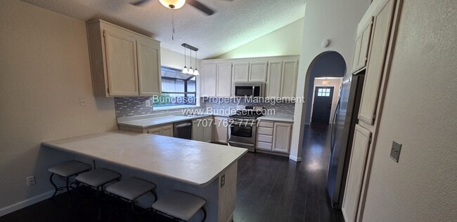 Building Photo - Charming and spacious 3 bedroom, 2 bath si...