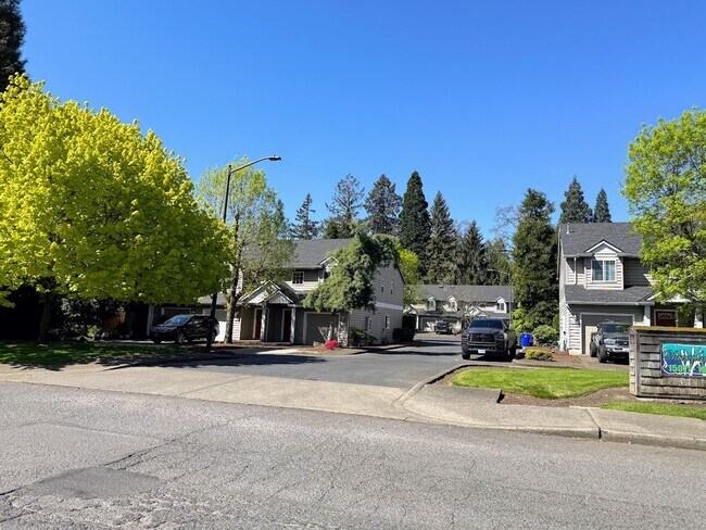 Building Photo - Fully Renovated 2 Bedroom, 1.5 Bath Townhouse with Garage