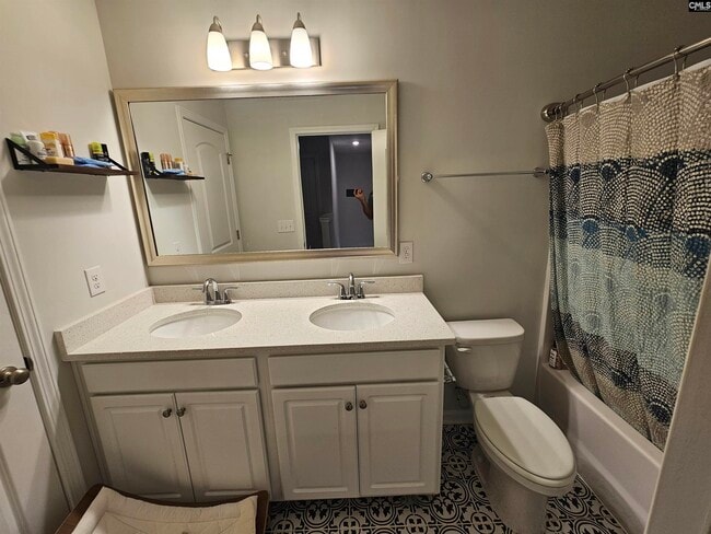 Building Photo - 819 Queenshire Ln