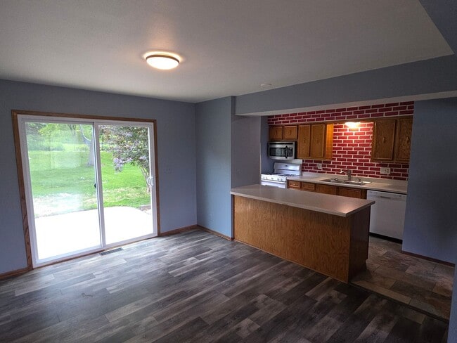 Building Photo - 3 bedroom Mukwonago townhome