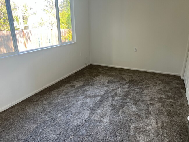 Building Photo - 4bd/2.75ba Bellevue Home