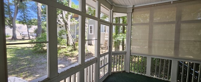 Building Photo - 33 Fairway Dr