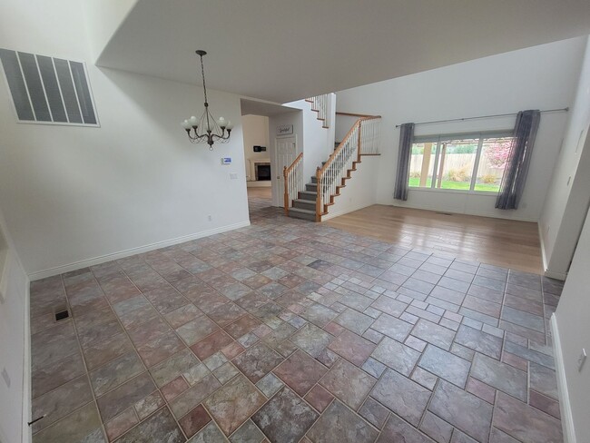 Building Photo - Perfect Family Home Near Badger Mountain –...
