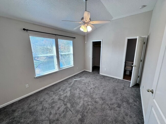 Building Photo - ***TWO WEEKS FREE*** Stylish 3BR Townhome with Garage & Walk-In Closet