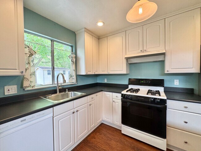 Building Photo - 3 Bedrooms, 1 1/2 Bathrooms, Classic Napa ...