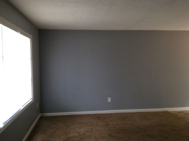 Building Photo - SPACIOUS 3 BEDROOM, 1.5 BATHROOM TOWN HOUSE LOCATED IN RADCLIFF