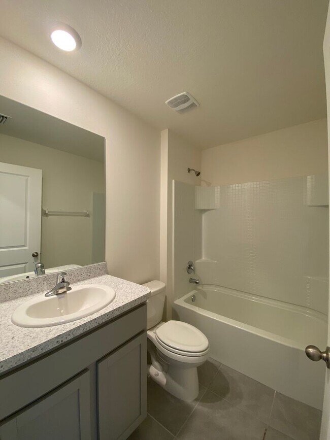 Building Photo - Avalon Woods 4/3/2 ***WON'T LAST***