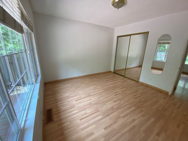 Building Photo - 705 Anita Dr