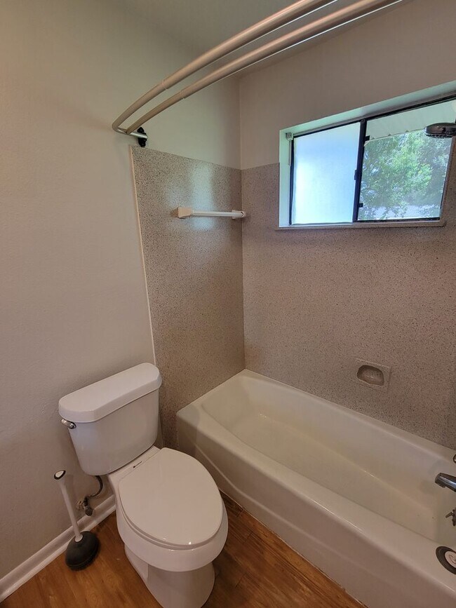 Building Photo - Cute 3B/2B Home Available on October 1st!